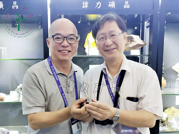 福州大學(xué)紫金礦業(yè)學(xué)院劉羽院長（右）接受譚力捐贈(zèng)的礦物標(biāo)本