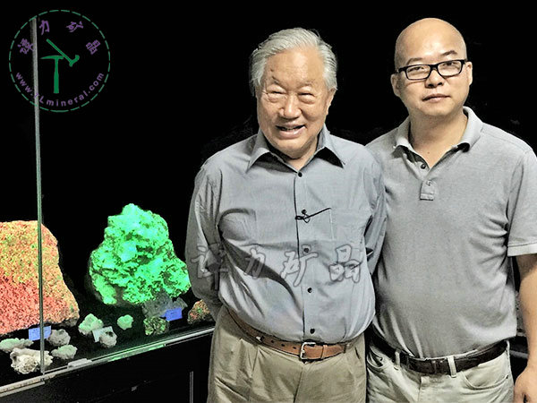 原地礦部部長宋瑞祥（左）視察譚力的熒光礦物展廳。