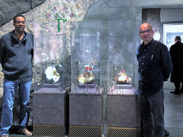 華盛頓國家自然史博物館Michael-A-Wise邁克爾·懷斯博士（左）向譚力介紹他尋獲的極品碧璽標(biāo)本。